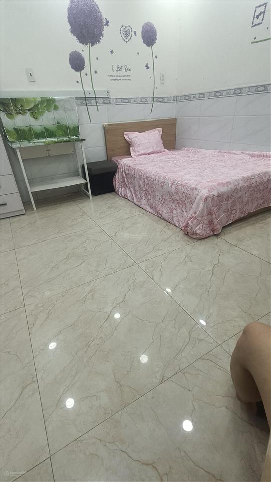 Cho thuê chdv tầng trệt, đầy đủ nội thất. thoáng mát. ngay siêu thị aeon,trường cấp 1,2,3 công viên