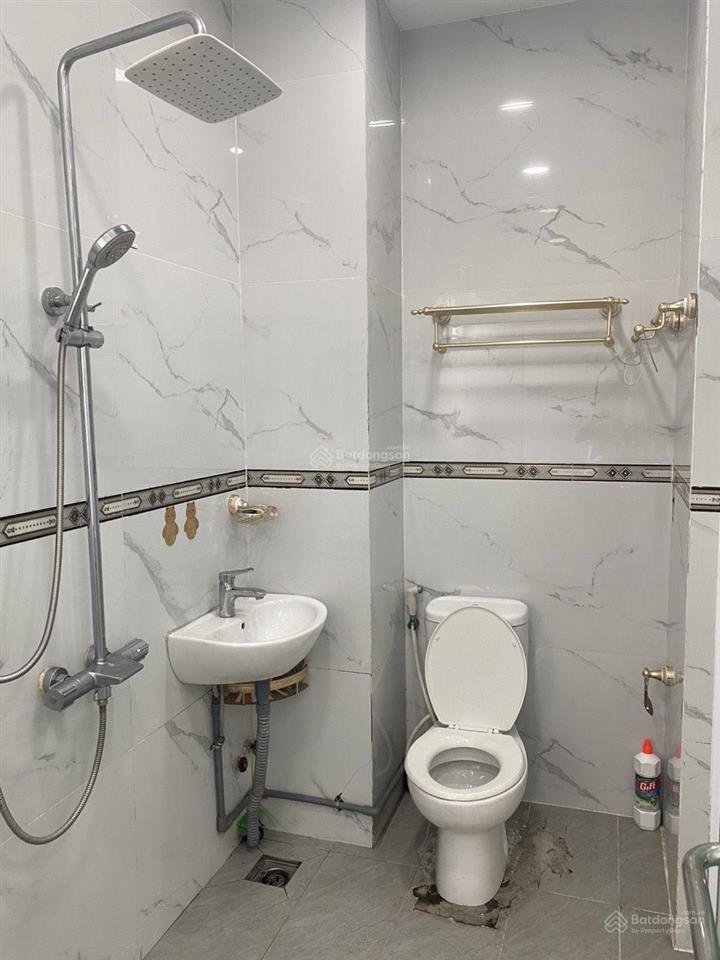 Mình còn 1 chdv 2 phòng ngủ, nguyên lầu, 60m2, nội thất đầy đủ, thang máy, gần sát siêu thị aeon.