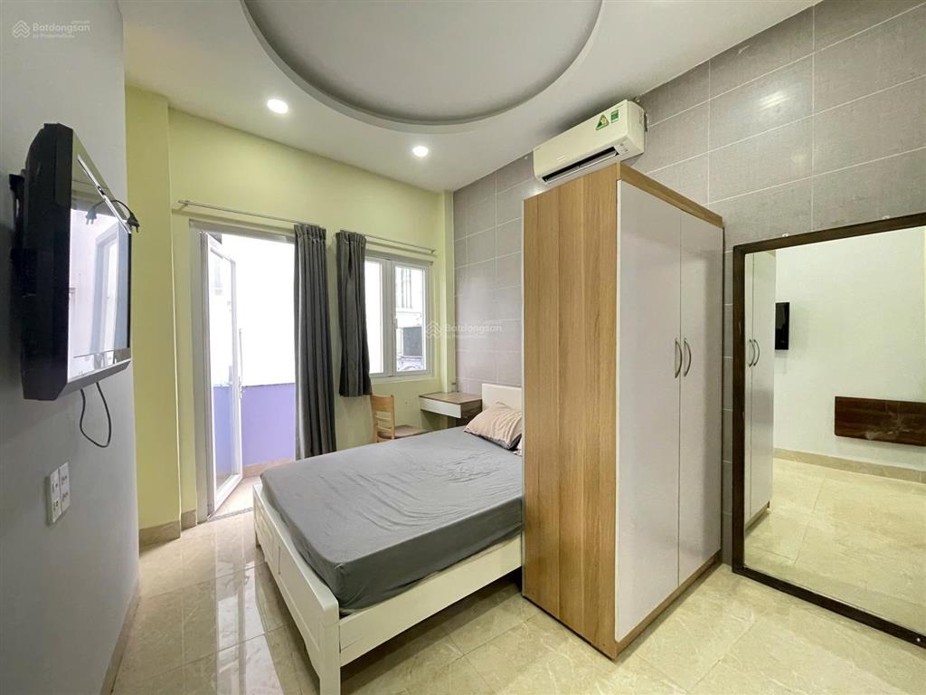 Căn hộ ban công full nt  hẻm ô tô ngay cầu lê văn sỹ, bờ kè, vx dân chủ, đh ueh, hsu, bku, huflit