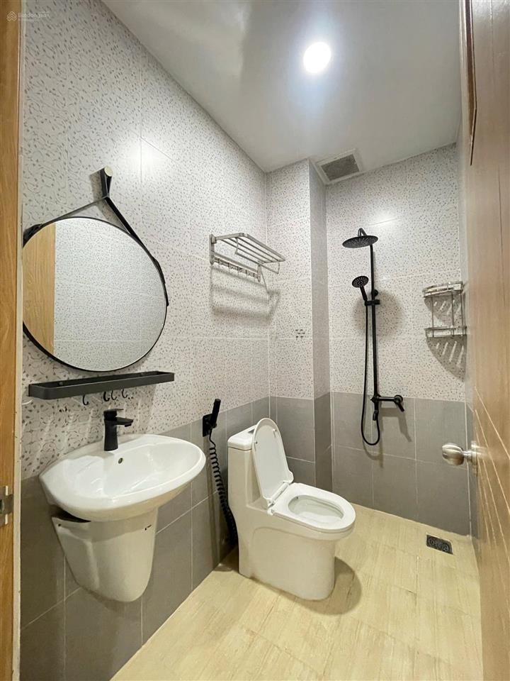 Căn hộ ban công full nt  hẻm ô tô ngay cầu lê văn sỹ, bờ kè, vx dân chủ, đh ueh, hsu, bku, huflit