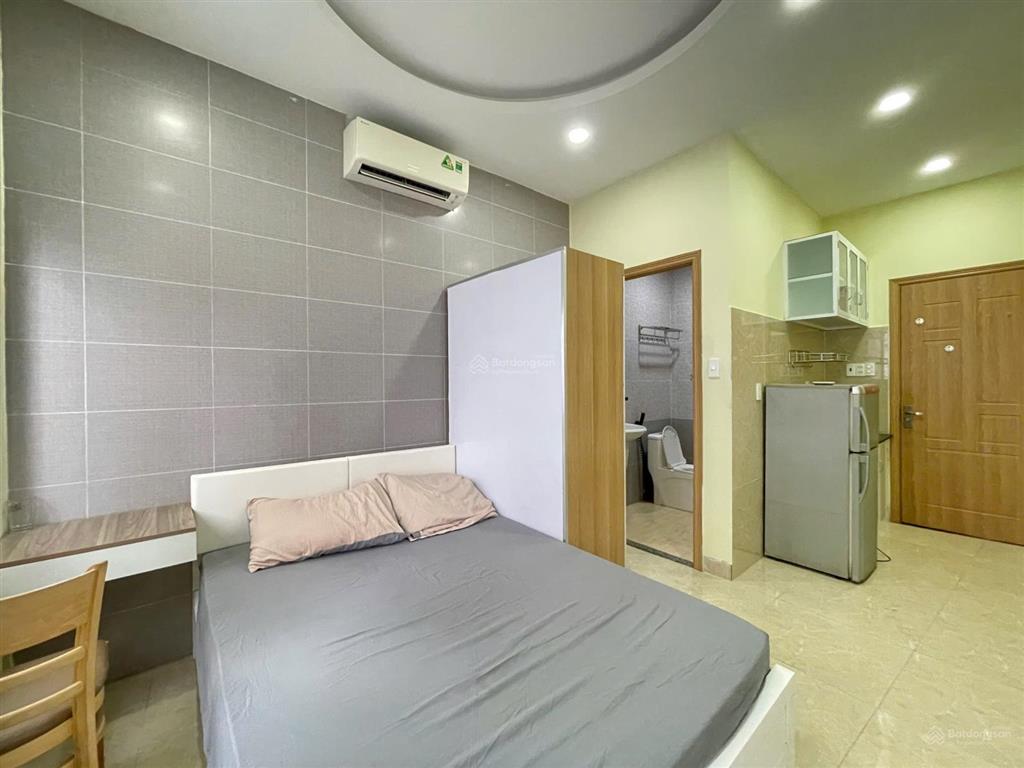 Căn hộ ban công full nt  hẻm ô tô ngay cầu lê văn sỹ, bờ kè, vx dân chủ, đh ueh, hsu, bku, huflit
