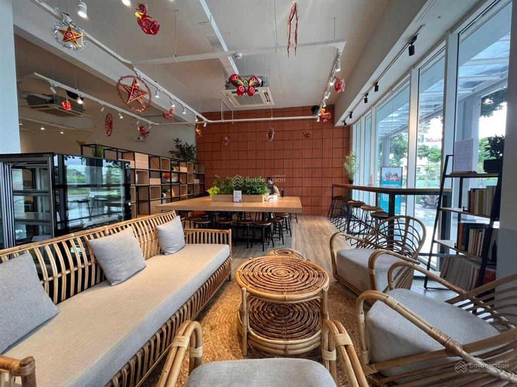 Bên em chuyên văn phòng sala 30m2  1200m2 nội thất hoặc không nội thất  em vương 0906 661 ***