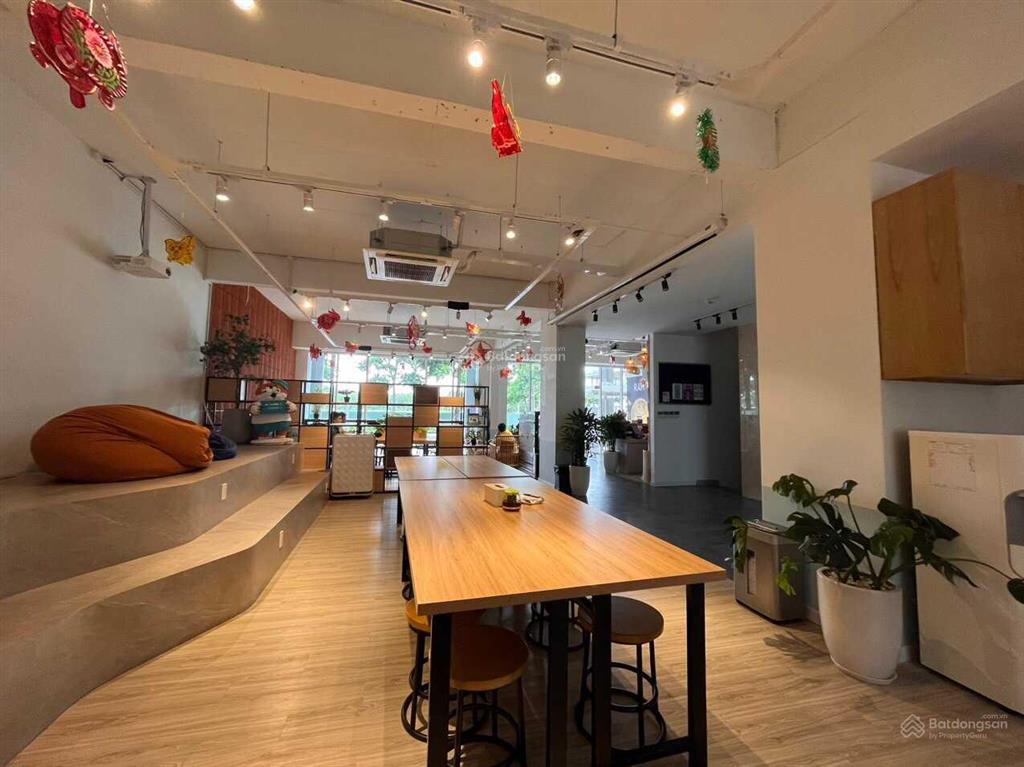 Bên em chuyên văn phòng sala 30m2  1200m2 nội thất hoặc không nội thất  em vương 0906 661 ***