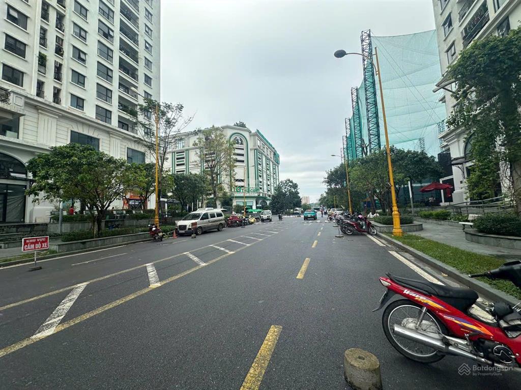 Bán căn shophouse giá 12 tỷ diện tích 66,2m², sẵn dòng tiền 300 triệu/năm
