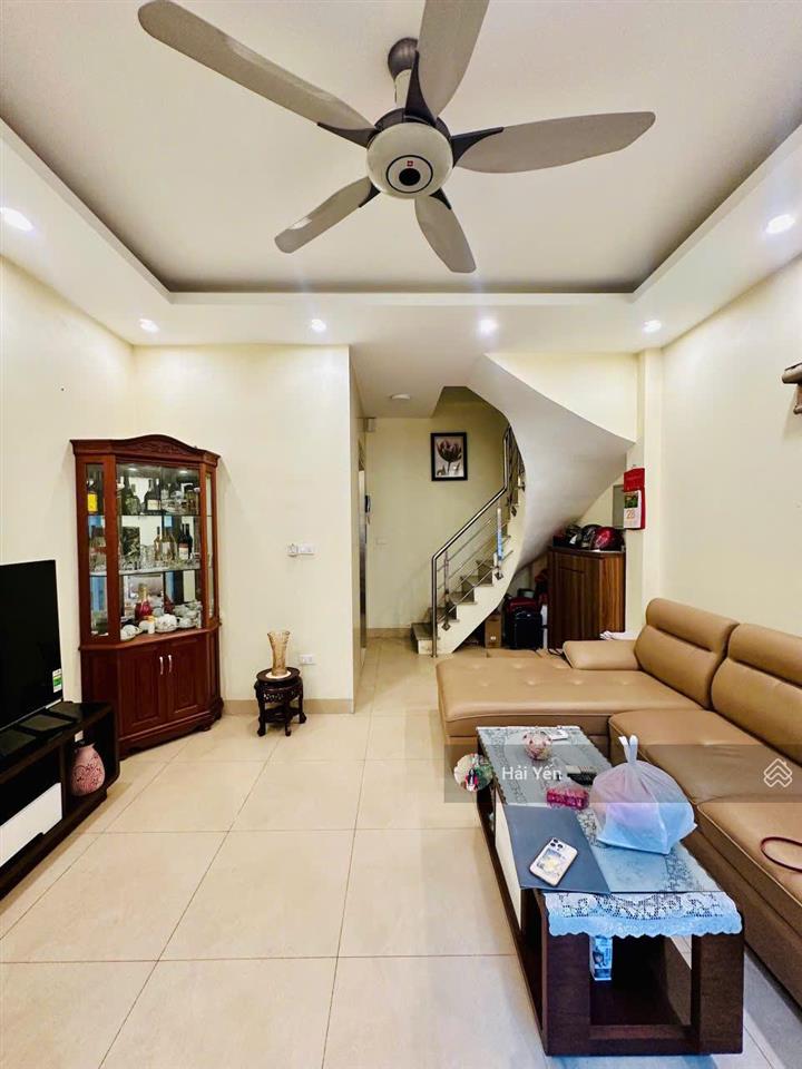 Bán nhà riêng hai bà trưng, căn góc, 3 thoáng, 5 tầng x 35m², thang máy, sẵn sổ.  0867 711 ***