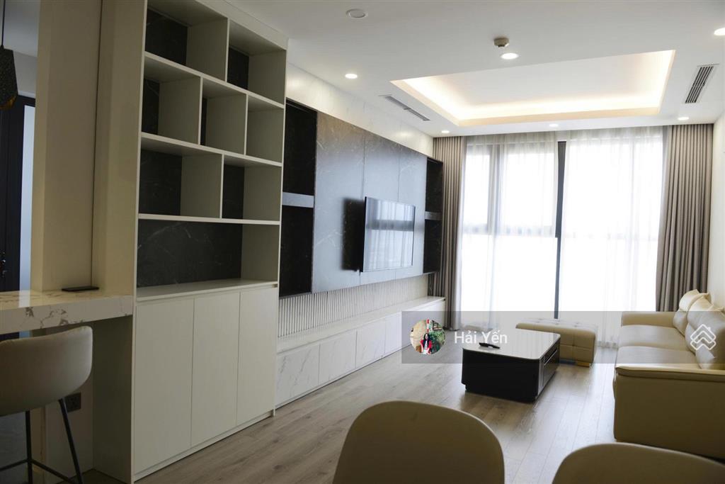 Giá cực tốt mình cho thuê căn 3 ngủ, 2 vs, dt 110m, nhà thoáng vị trí đẹp giá 18tr tại golden palm