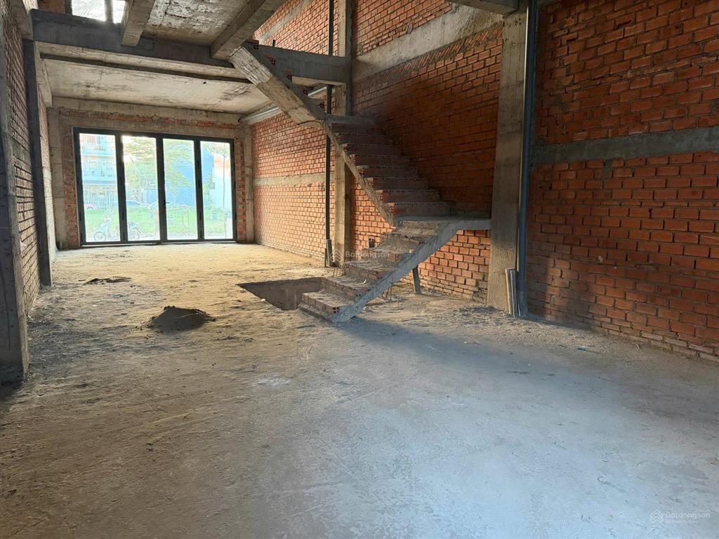 Bán nhà phố đảo valora mizuki park, giá 9,1 tỷ vnd bàn giao hoàn thiện bên ngoài.