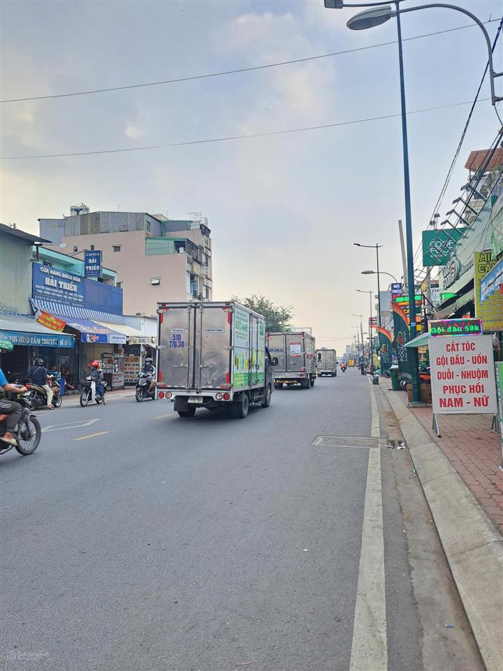 Bán nhà quốc lộ 13 52m2 3 tầng ngang hơn 5m gần khu hồng long vạn phúc city chỉ 5 tỷ