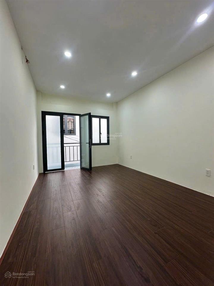 Nhà đẹp 2 tầng  sát quốc lộ 13  sổ hồng riêng  chỉ 2,2 tỷ thương lượng