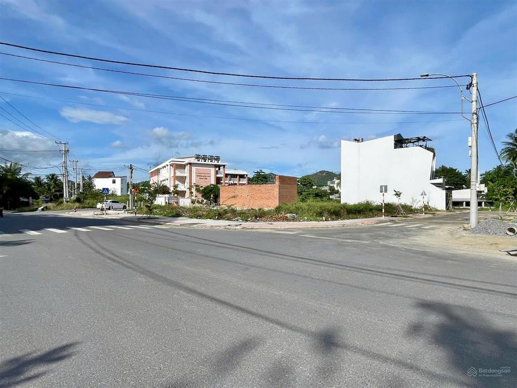 Đất tái định cư ngọc hiệp dt 99m2 ngang 4,5m đường 16m vỉa hè rộng