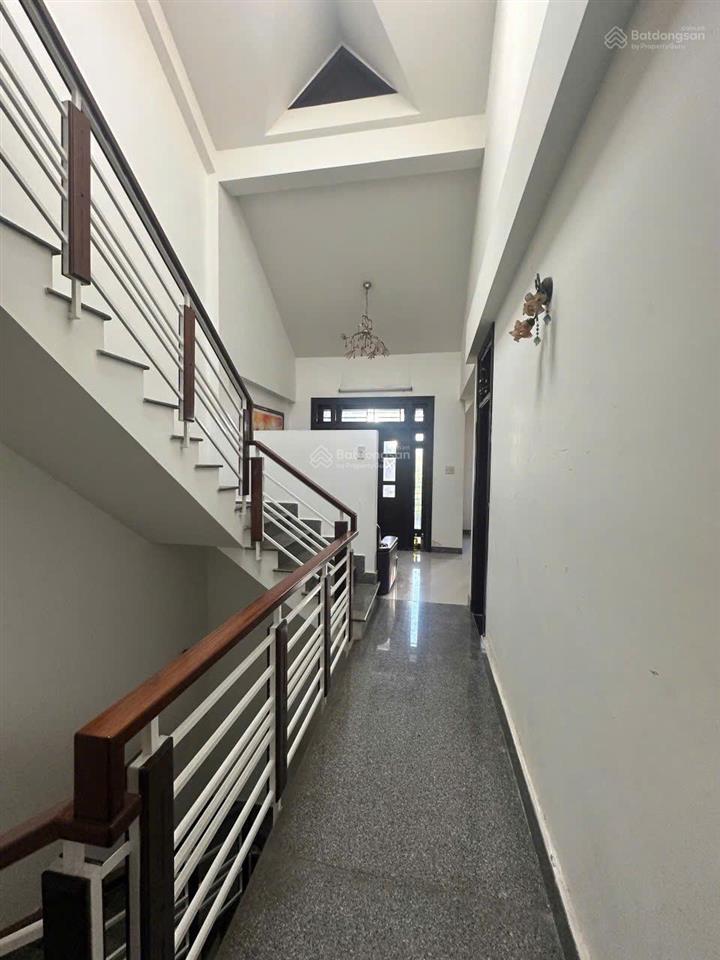 Nhà 3,5 tầng mặt tiền đường c1 nguyễn hữu xuyến dt 108m2 đối diện công viên