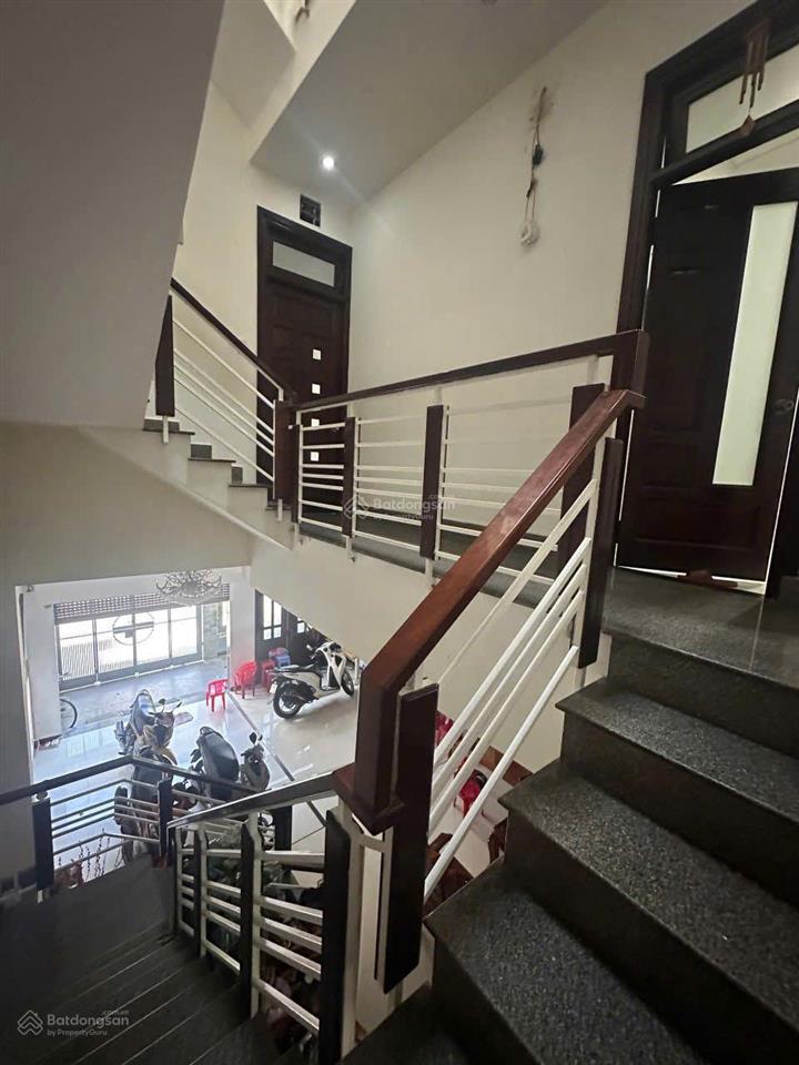 Nhà 3,5 tầng mặt tiền đường c1 nguyễn hữu xuyến dt 108m2 đối diện công viên