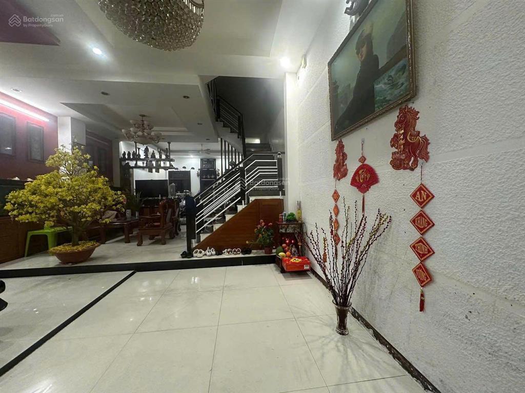 Nhà 3,5 tầng mặt tiền đường c1 nguyễn hữu xuyến dt 108m2 đối diện công viên