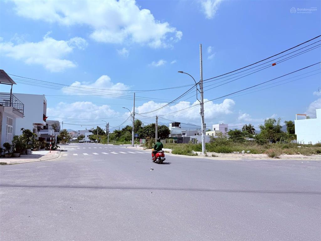 Đất tái định cư ngọc hiệp dt 105m2 ngang 5m đường rộng 10m