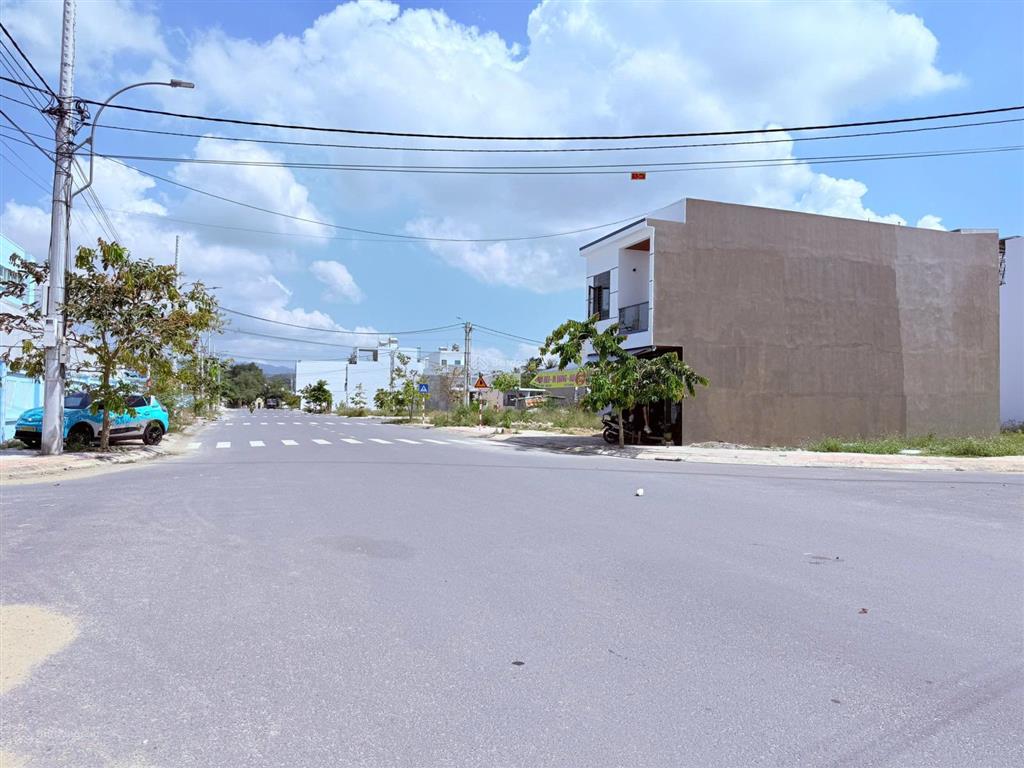 Đất tái định cư ngọc hiệp dt 105m2 ngang 5m đường rộng 10m