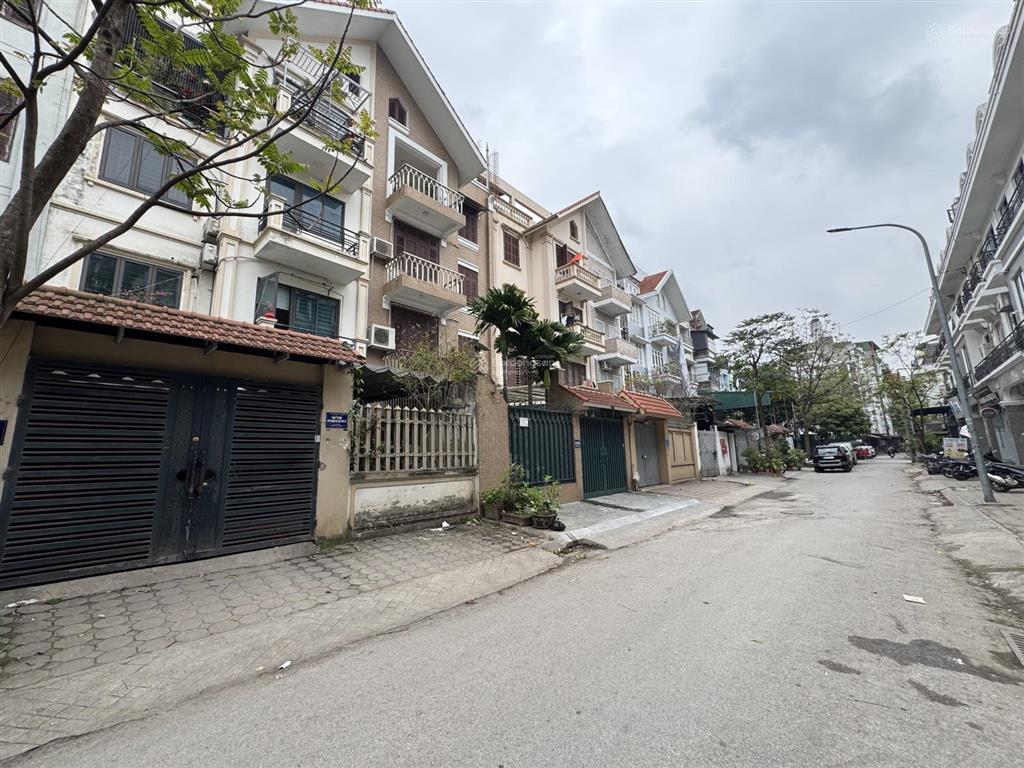 Biệt thự phùng khoangtrung văn 150m*7m mt*5 tầng31.5 tỷ sát hồ điều hoà