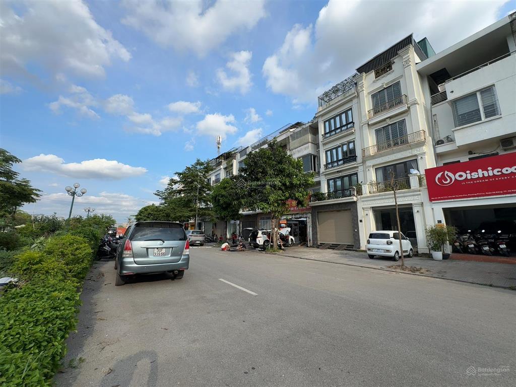 Liền kề văn phú view công viên 365 nhà 90m hoàn thiện ô thang máy 23.x tỷ bán kín