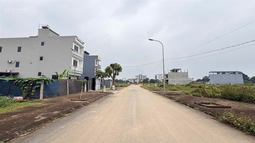 Cần tiền mua chung cư cho con nên tôi cắt bán 100m2 mặt tiền 6.5m tại phú cát ngay ql21 hà nội
