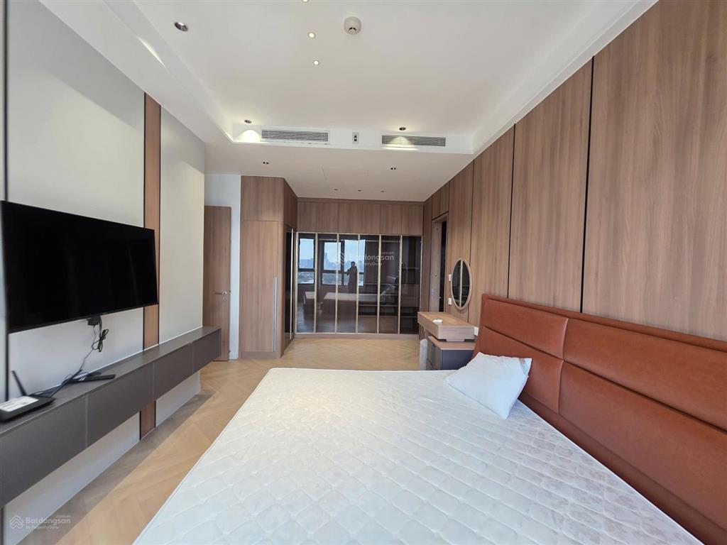 Cho thuê 4pn nhà đẹp, view sông trực diện, landmark 81 pháo hoa, trống sẵn