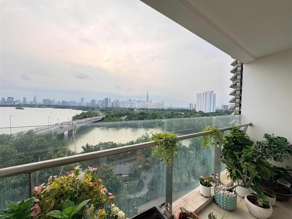 Cho thuê 2 phòng ngủ full nội thất, view sông quận 1, pháo hoa đang trống sẵn tại đảo kim cương