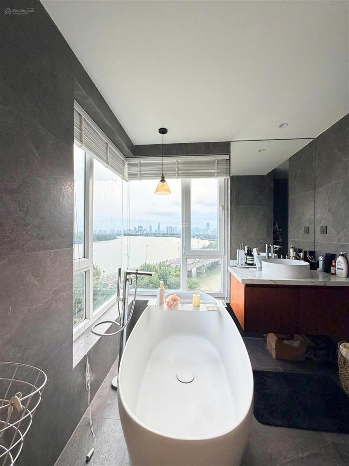 Cho thuê 2 phòng ngủ full nội thất, view sông quận 1, pháo hoa đang trống sẵn tại đảo kim cương