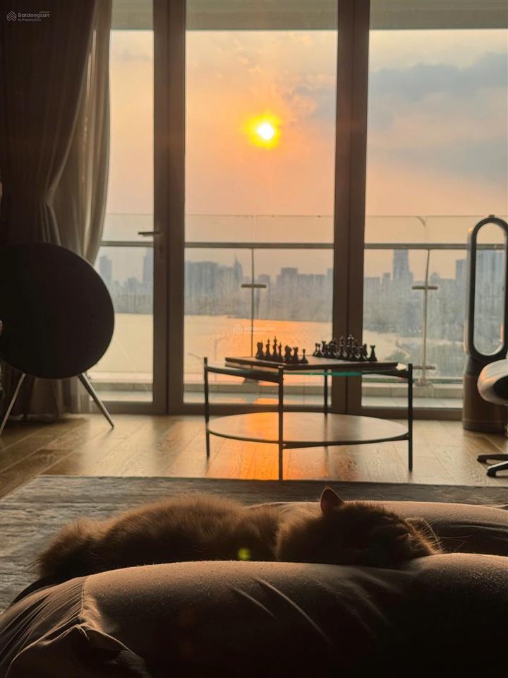 Cho thuê 2 phòng ngủ full nội thất, view sông quận 1, pháo hoa đang trống sẵn tại đảo kim cương