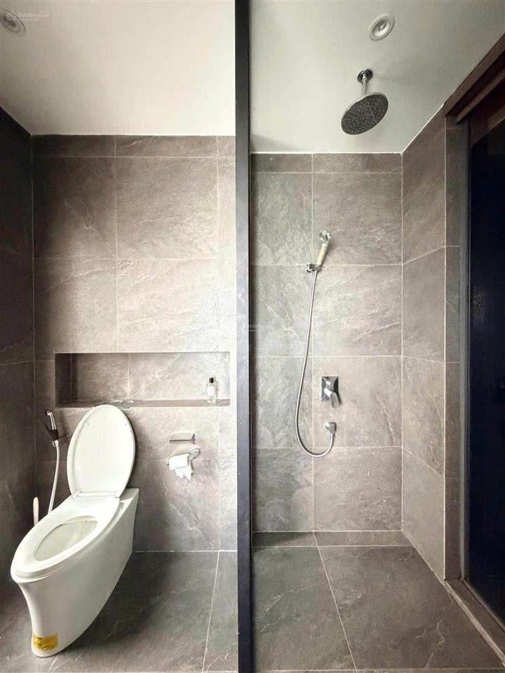 Cho thuê 2 phòng ngủ full nội thất, view sông quận 1, pháo hoa đang trống sẵn tại đảo kim cương