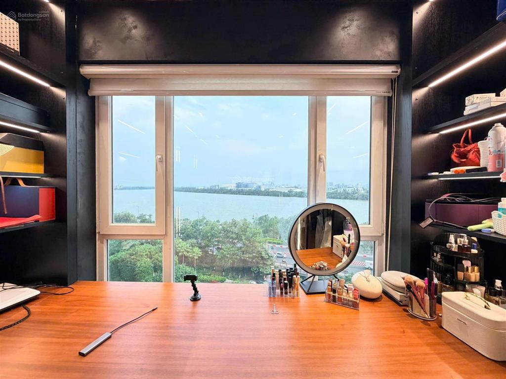 Cho thuê 2 phòng ngủ full nội thất, view sông quận 1, pháo hoa đang trống sẵn tại đảo kim cương