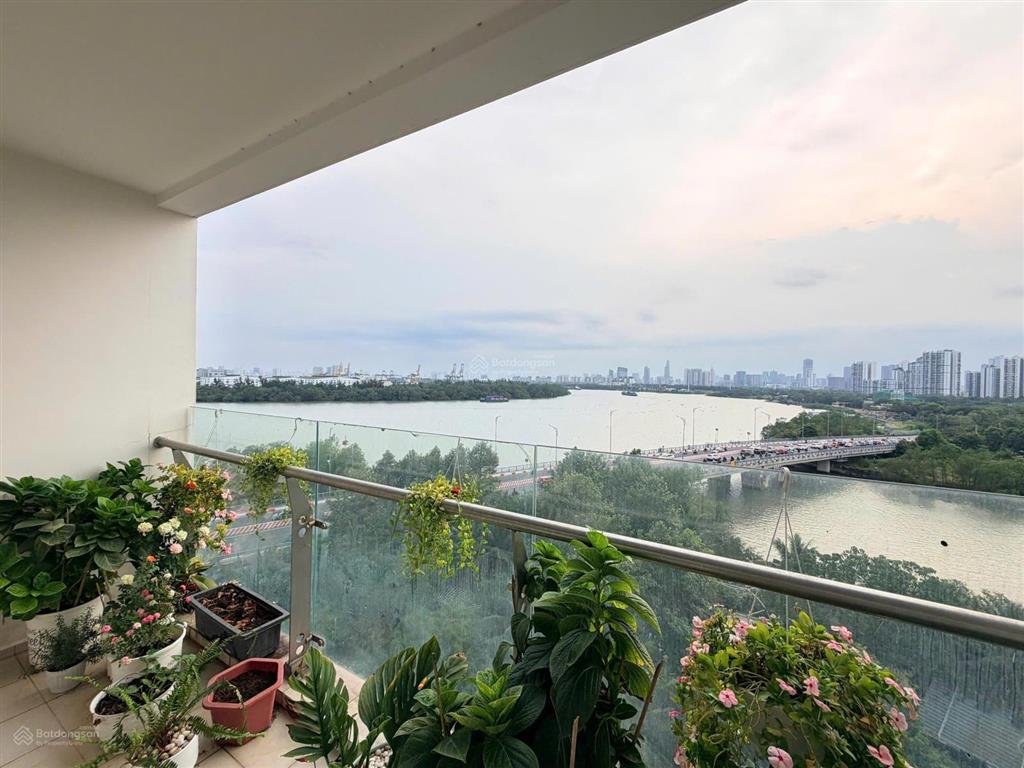 Cho thuê 2 phòng ngủ full nội thất, view sông quận 1, pháo hoa đang trống sẵn tại đảo kim cương