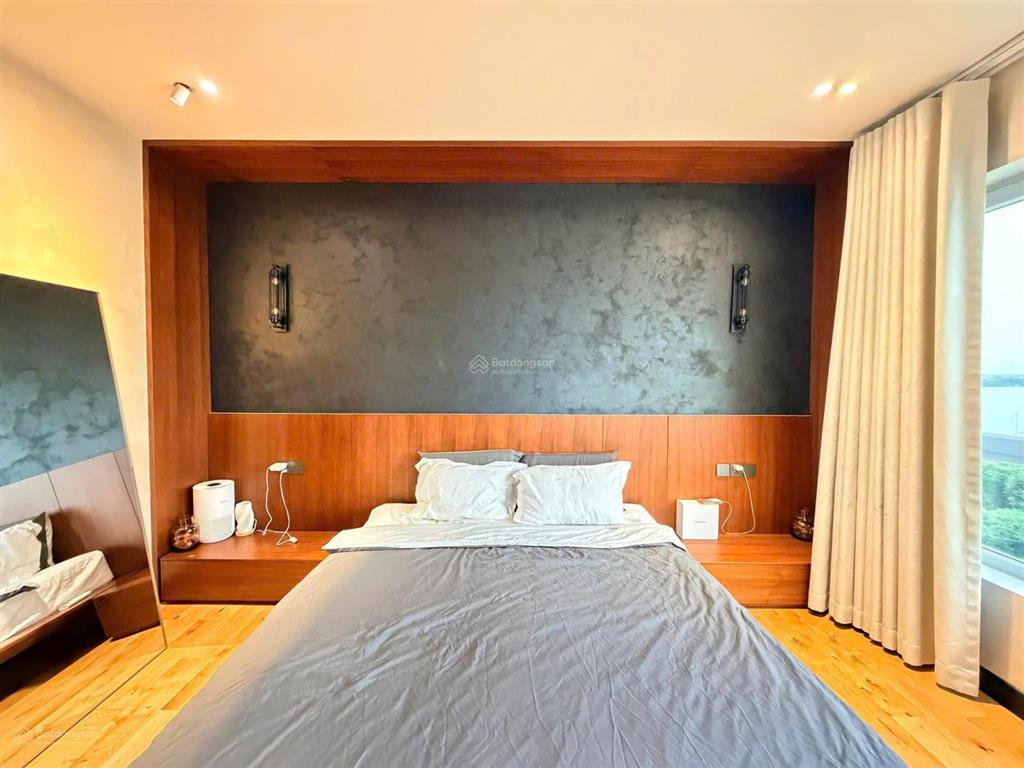 Cho thuê 2 phòng ngủ full nội thất, view sông quận 1, pháo hoa đang trống sẵn tại đảo kim cương