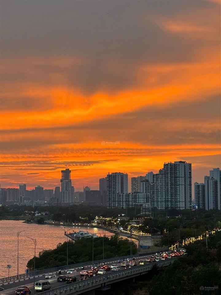 Cho thuê 2 phòng ngủ full nội thất, view sông quận 1, pháo hoa đang trống sẵn tại đảo kim cương