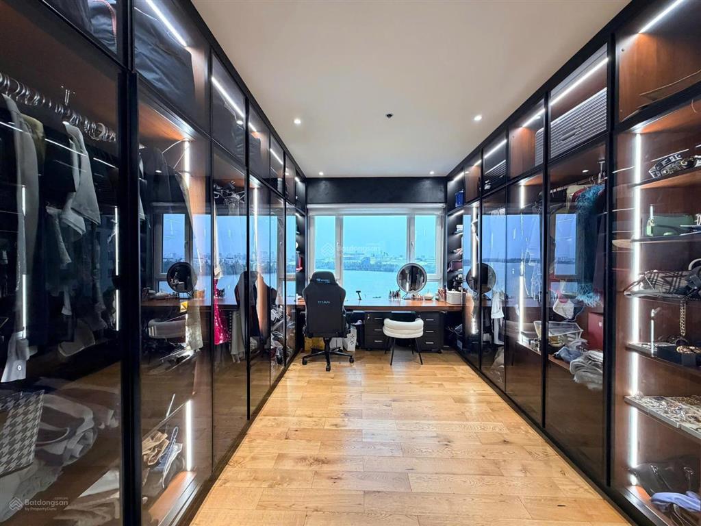 Cho thuê 2 phòng ngủ full nội thất, view sông quận 1, pháo hoa đang trống sẵn tại đảo kim cương