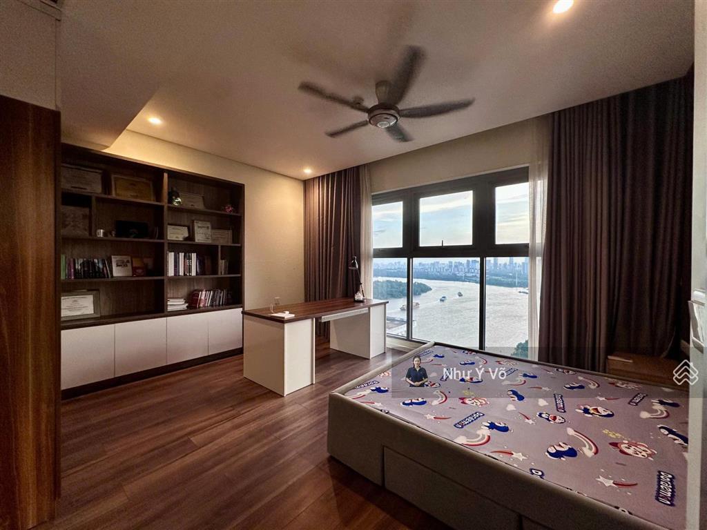 Cho thuê duplex thông tầng 4 phòng ngủ view sông, quận 1, pháo hoa đảo kim cương