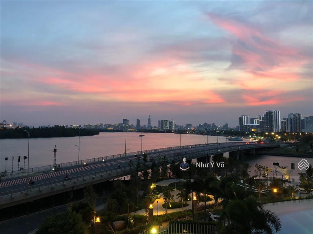 Cho thuê duplex thông tầng 4 phòng ngủ view sông, quận 1, pháo hoa đảo kim cương
