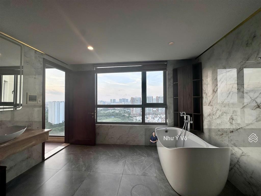 Cho thuê duplex thông tầng 4 phòng ngủ view sông, quận 1, pháo hoa đảo kim cương