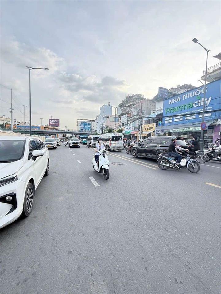 Mặt tiền đường 30m Hoàng Hoa Thám xd Hầm+7T