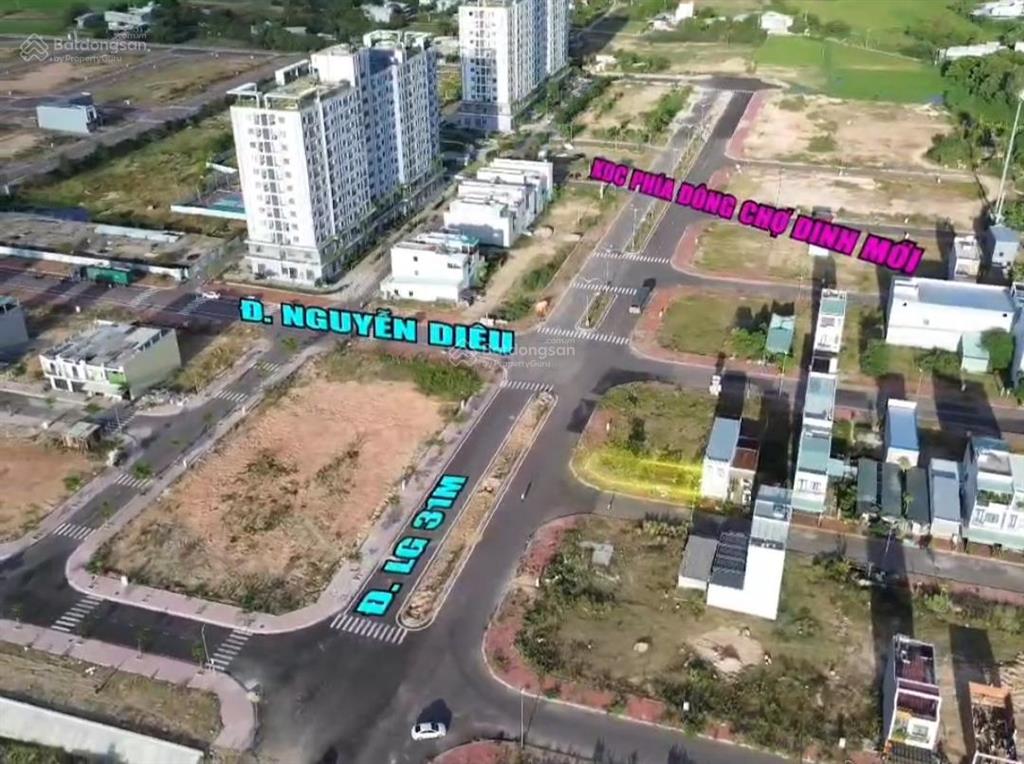 Bán 2 lô góc chợ dinh  ecohome. ngang 7,4m. sổ đỏ có sẵn, công chứng ngay