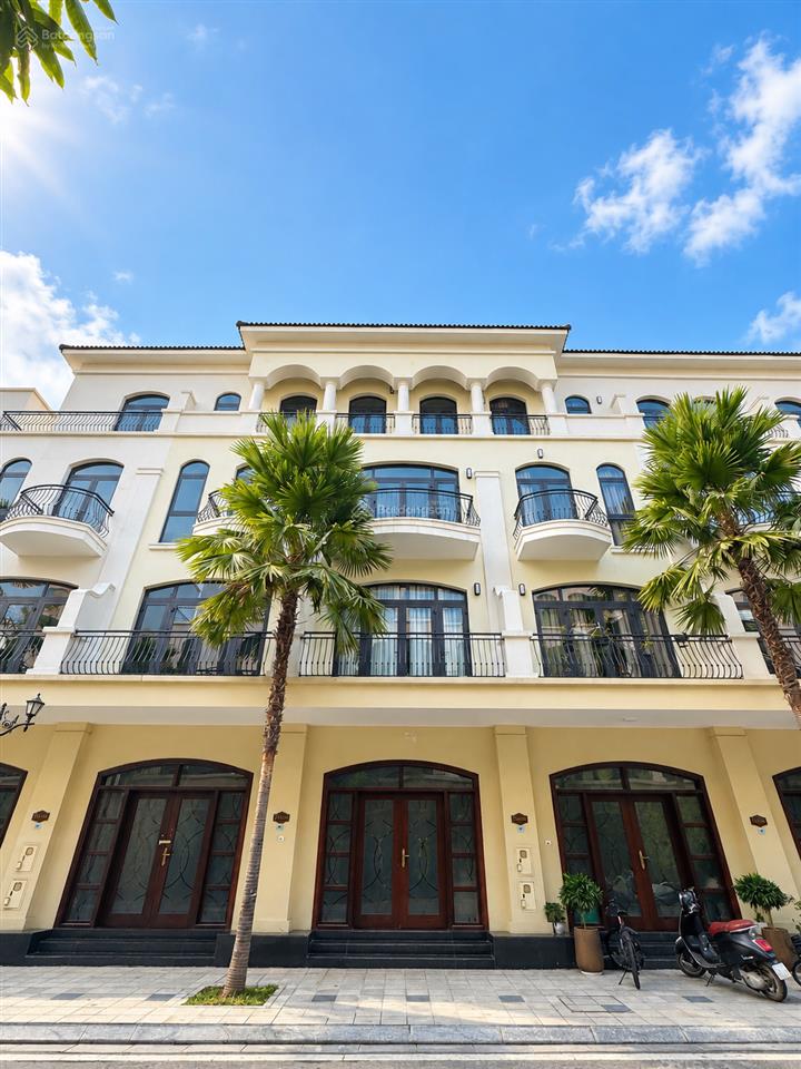 Bán gấp chà là 63m hướng đông nam giá 7,2 tỷ ngay sát công viên, bể bơi.