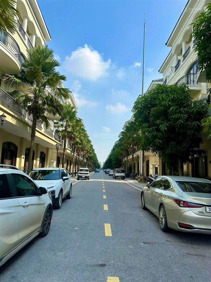 Bán gấp chà là 63m hướng đông nam giá 7,2 tỷ ngay sát công viên, bể bơi.