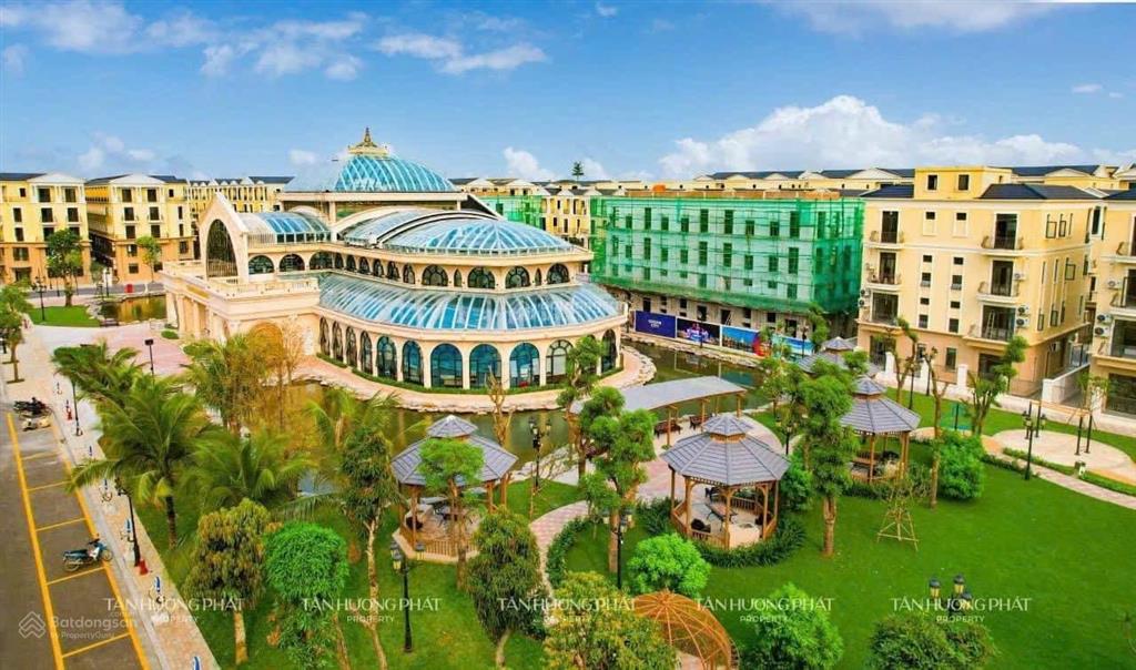 Bán gấp căn góc đảo dừa 100m2 giá 13,5 tỷ, ngay cạnh bể bơi pha lê bốn mùa