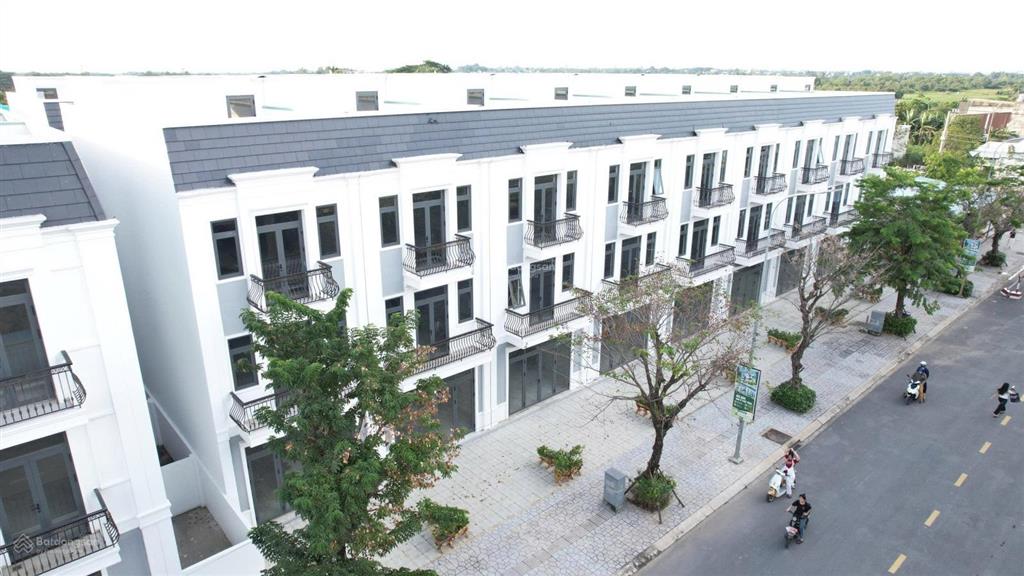Chính chủ bán gấp 100m2 nhà phố mặt nguyễn văn cừ 32m kinh doanh 24/7 cn hđmb 40%.  0962 284 ***