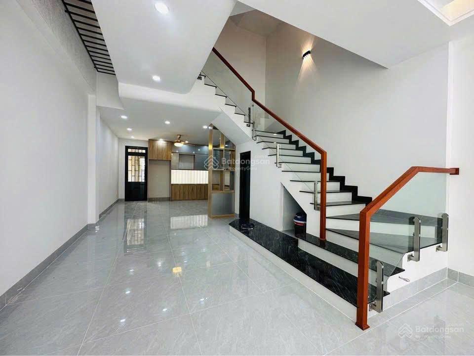 Nhà sài gòn 3 tầng nhánh dt 747