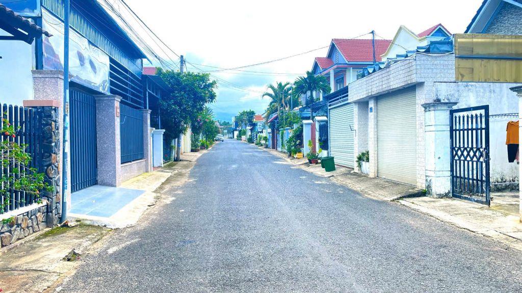 Đất 2 mặt tiền nguyễn thị minh khai lô 90, trung tâm đức trọng