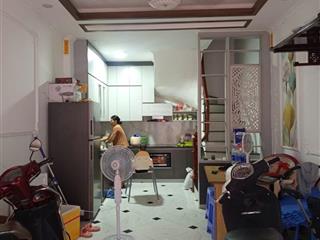 Bán gấp nhà cổ nhuế. 30 m2, 5 tầng, ngõ thông kinh doanh, ô tô đỗ cửa. giá nhỉnh 6 tỷ
