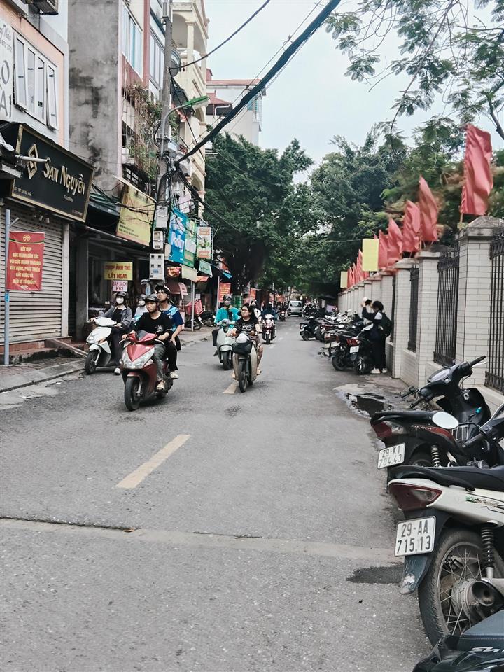 Nhỉnh 8 tỷ, sở hữu ngay căn nhà mp lê văn hiến. 35 m2, 4 tầng, kinh doanh sầm uất