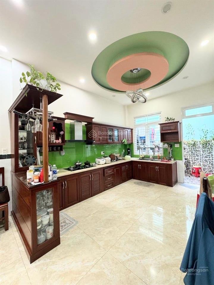 Nhà đẹp 3 tầng  đường văn thân trung tâm quận 6  dt 155m2, 4,2x35m  full nội thất.