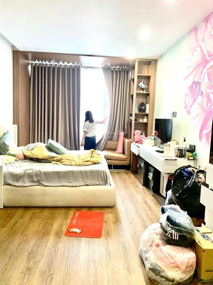 Nhà trung quận 11  chủ đi nước ngoài bán gấp  mặt tiền đường thái phiên  full nội thất.