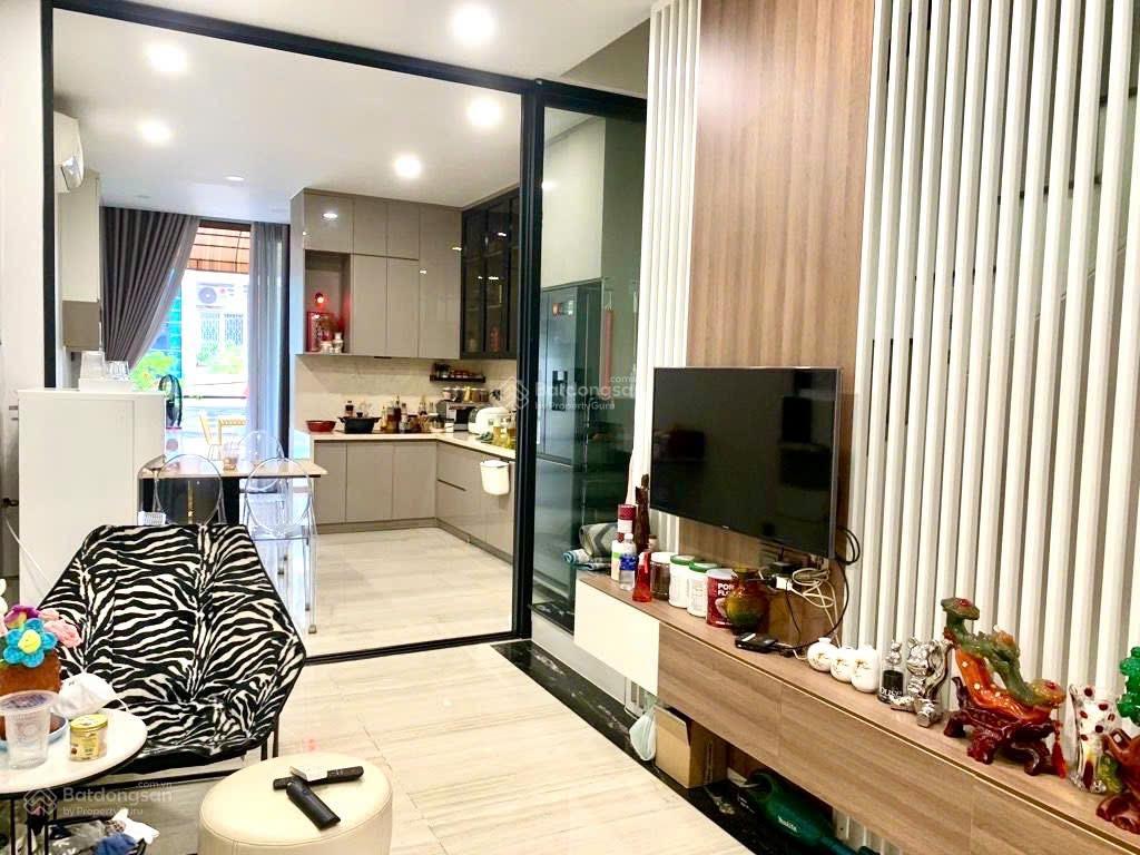 Nhà trung quận 11  chủ đi nước ngoài bán gấp  mặt tiền đường thái phiên  full nội thất.