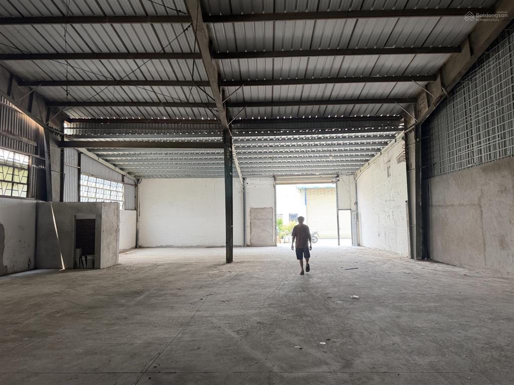 Cho thuê kho xưởng 300m2  20tr đường hồ văn long
