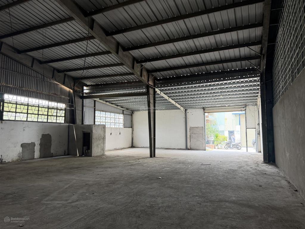 Cho thuê kho xưởng 300m2  20tr đường hồ văn long